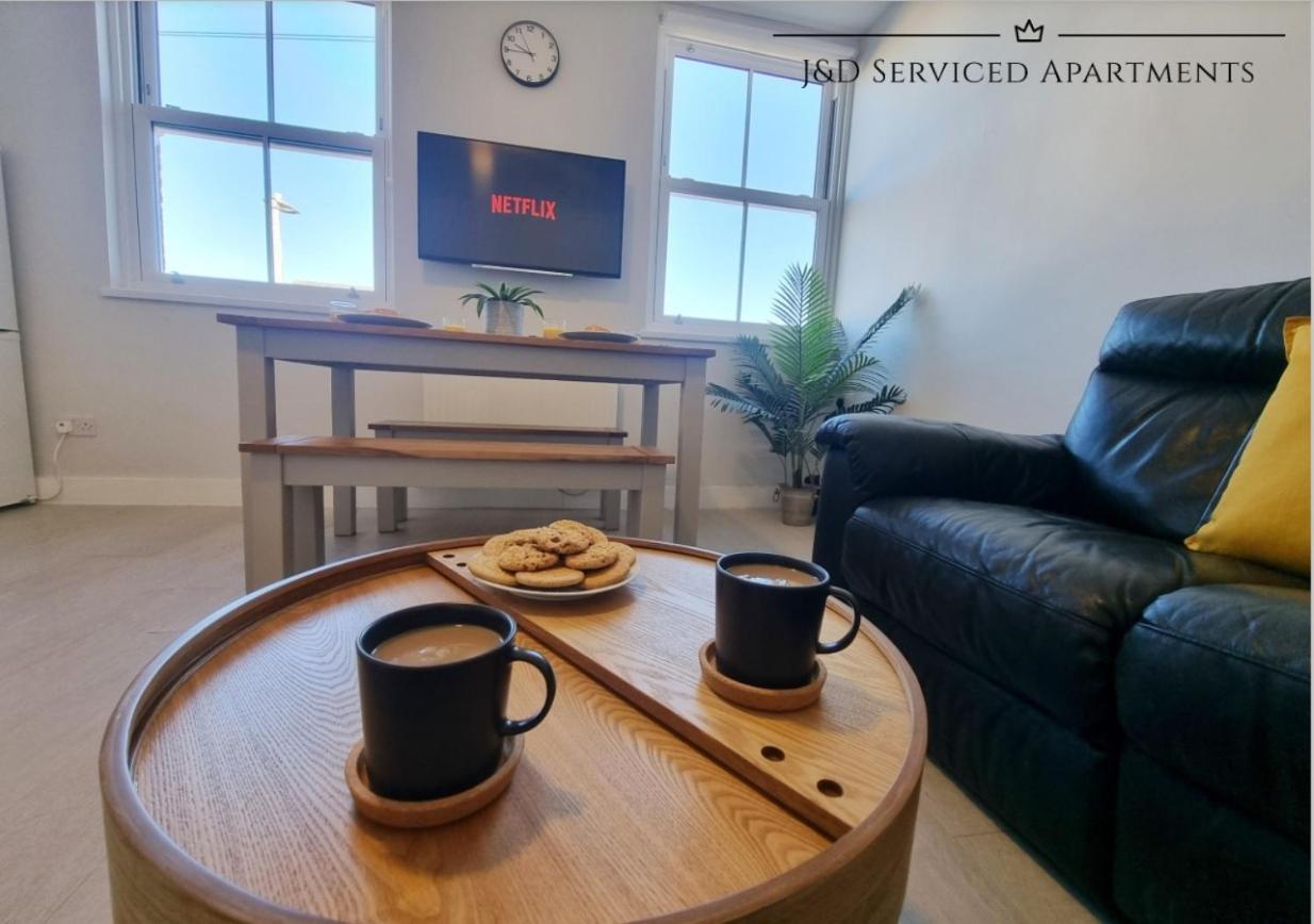 Spacious 3 Bed Apartment, En-Suites, Near Train Station! 왓퍼드 외부 사진