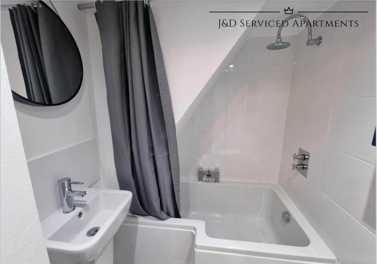 Spacious 3 Bed Apartment, En-Suites, Near Train Station! 왓퍼드 외부 사진