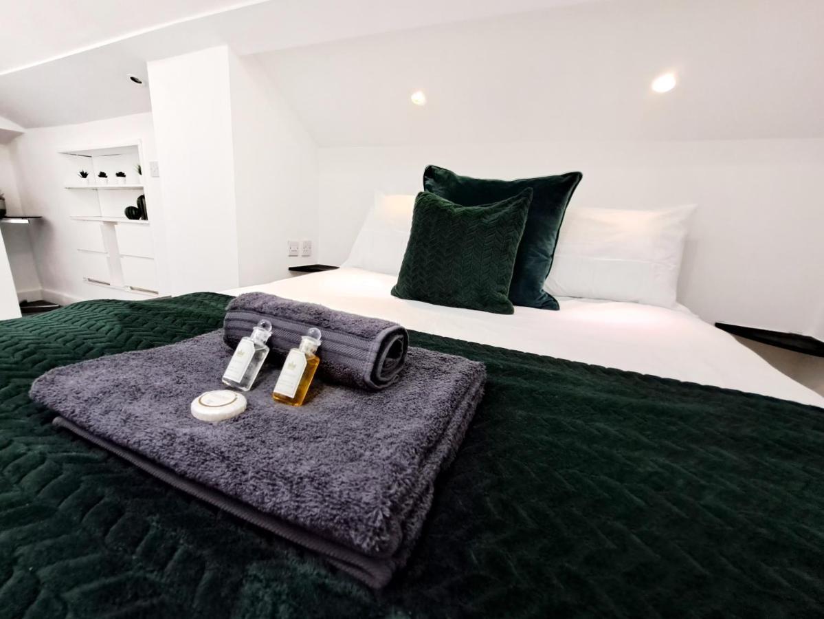 Spacious 3 Bed Apartment, En-Suites, Near Train Station! 왓퍼드 외부 사진