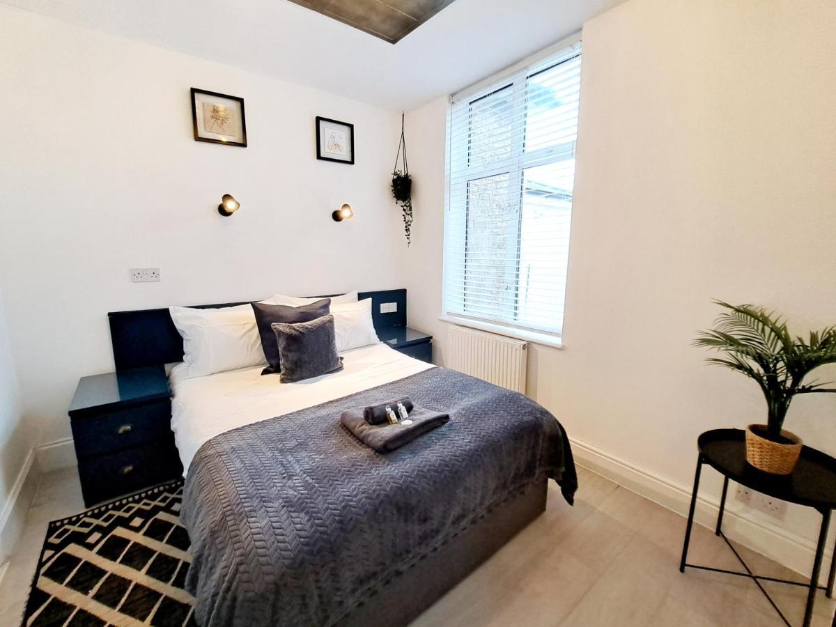 Spacious 3 Bed Apartment, En-Suites, Near Train Station! 왓퍼드 외부 사진