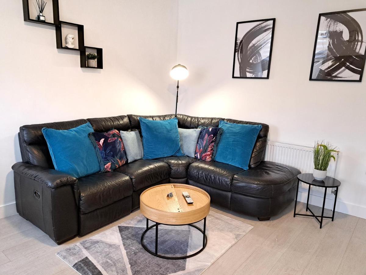 Spacious 3 Bed Apartment, En-Suites, Near Train Station! 왓퍼드 외부 사진