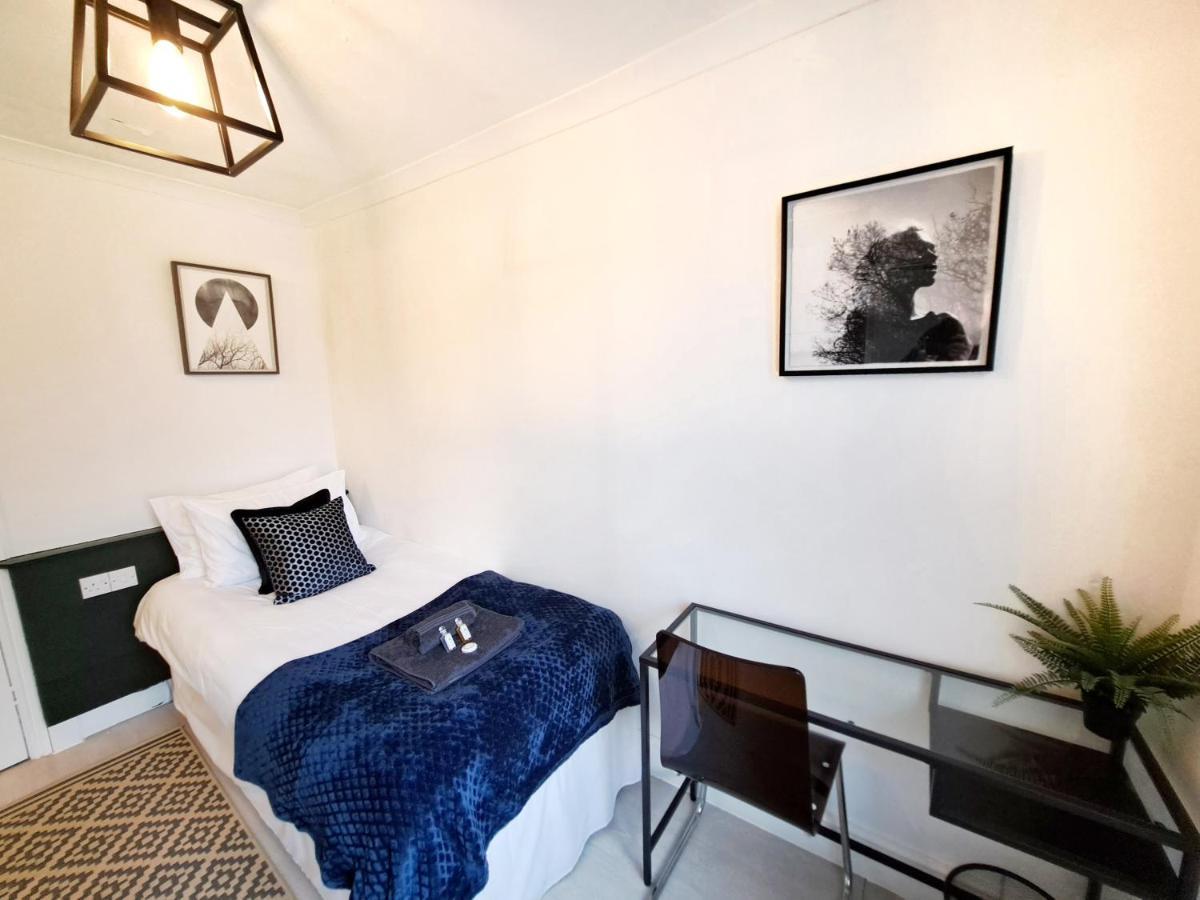Spacious 3 Bed Apartment, En-Suites, Near Train Station! 왓퍼드 외부 사진