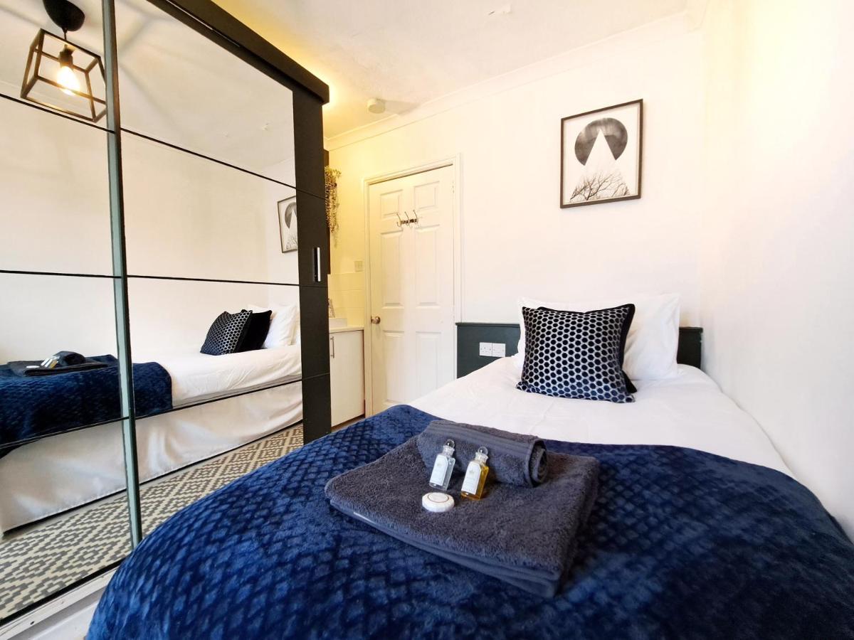 Spacious 3 Bed Apartment, En-Suites, Near Train Station! 왓퍼드 외부 사진