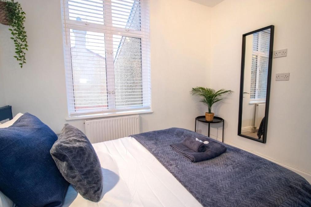 Spacious 3 Bed Apartment, En-Suites, Near Train Station! 왓퍼드 외부 사진