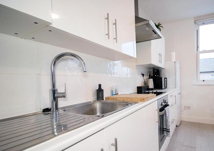 Spacious 3 Bed Apartment, En-Suites, Near Train Station! 왓퍼드 외부 사진