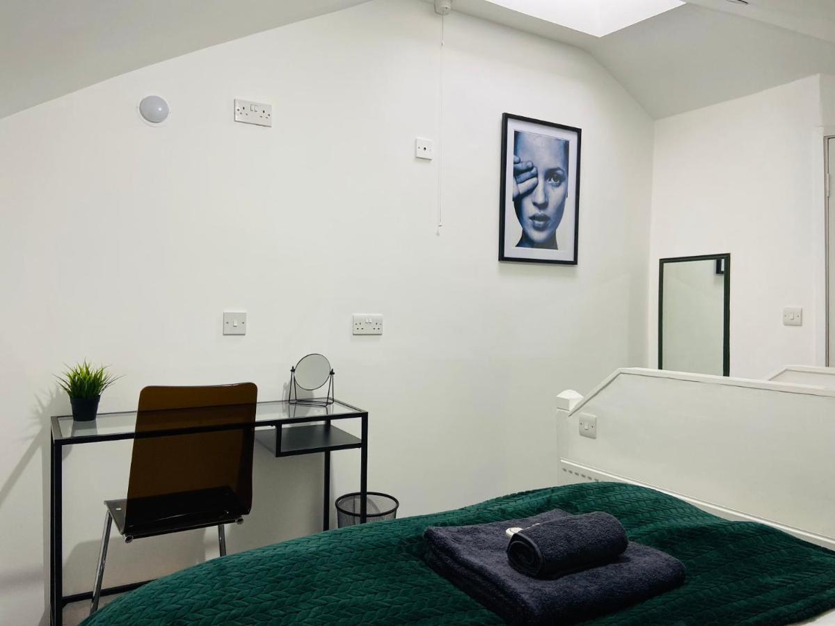 Spacious 3 Bed Apartment, En-Suites, Near Train Station! 왓퍼드 외부 사진