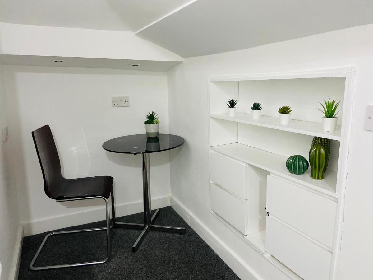 Spacious 3 Bed Apartment, En-Suites, Near Train Station! 왓퍼드 외부 사진